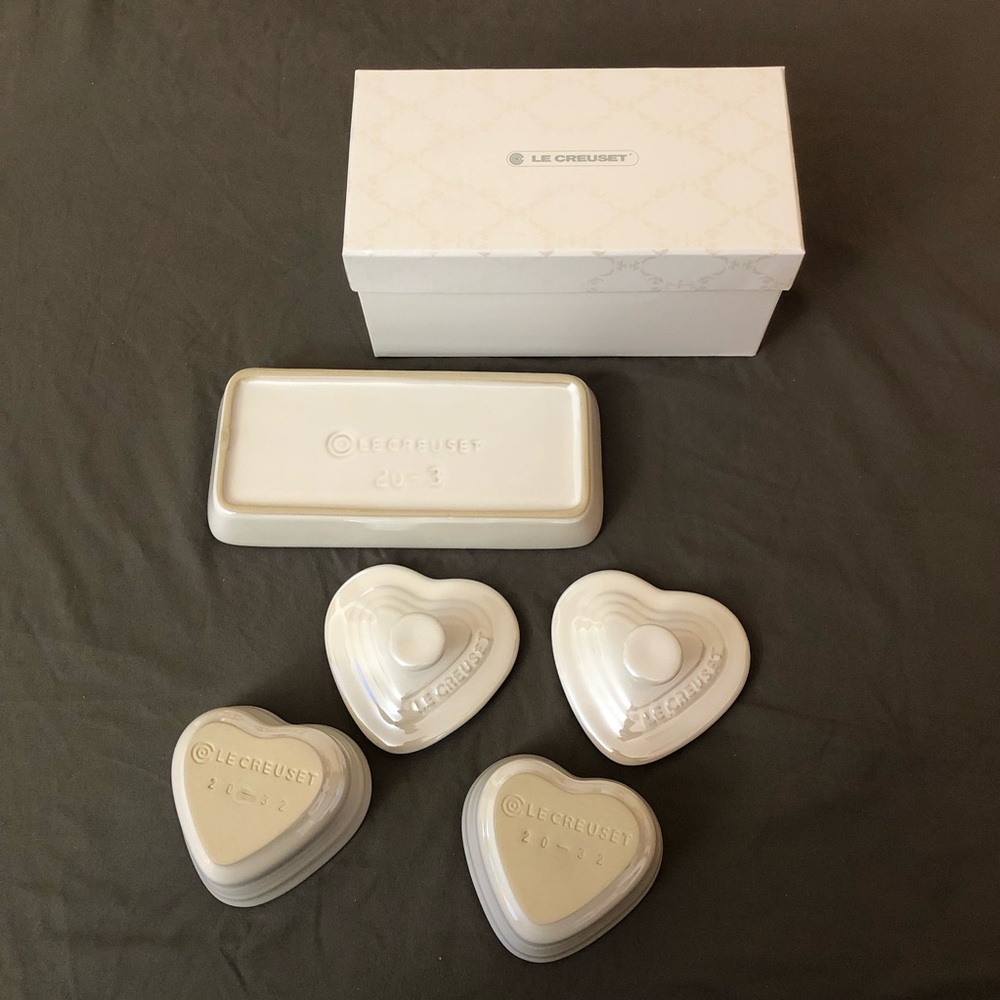NEW Le Creuset Petite Ramekin Set of 2 Heart shaped Pearlized White with Tray - Picture 10 of 13